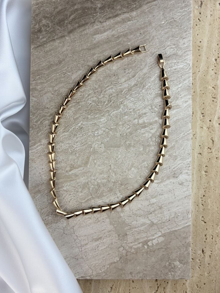 Gold Konik Detaylı Kolye