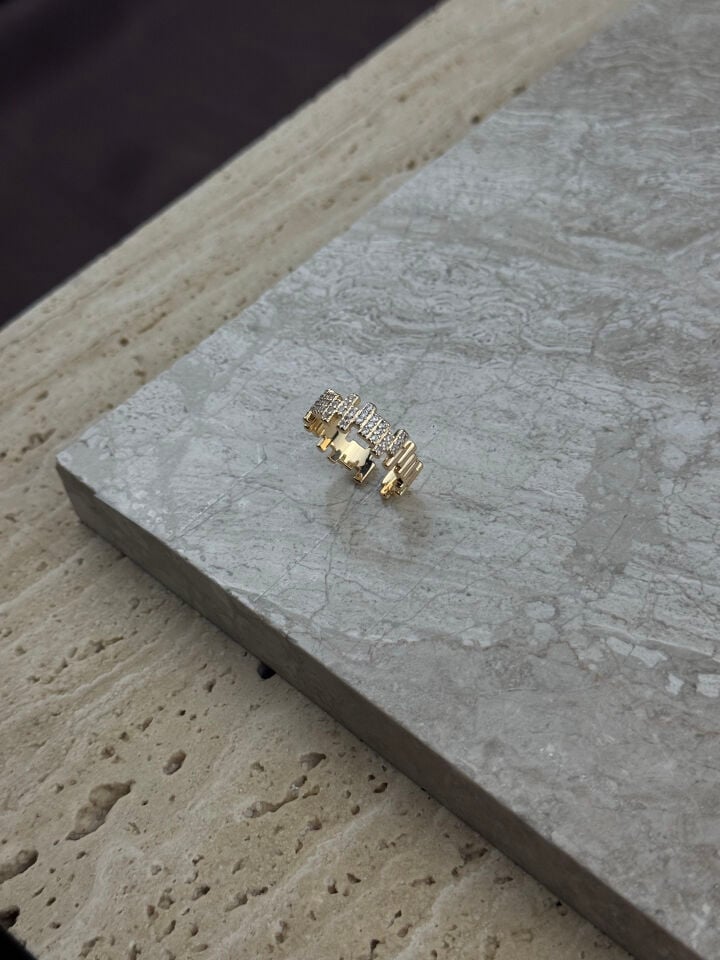 Gold Taşlı Simetrik Yüzük
